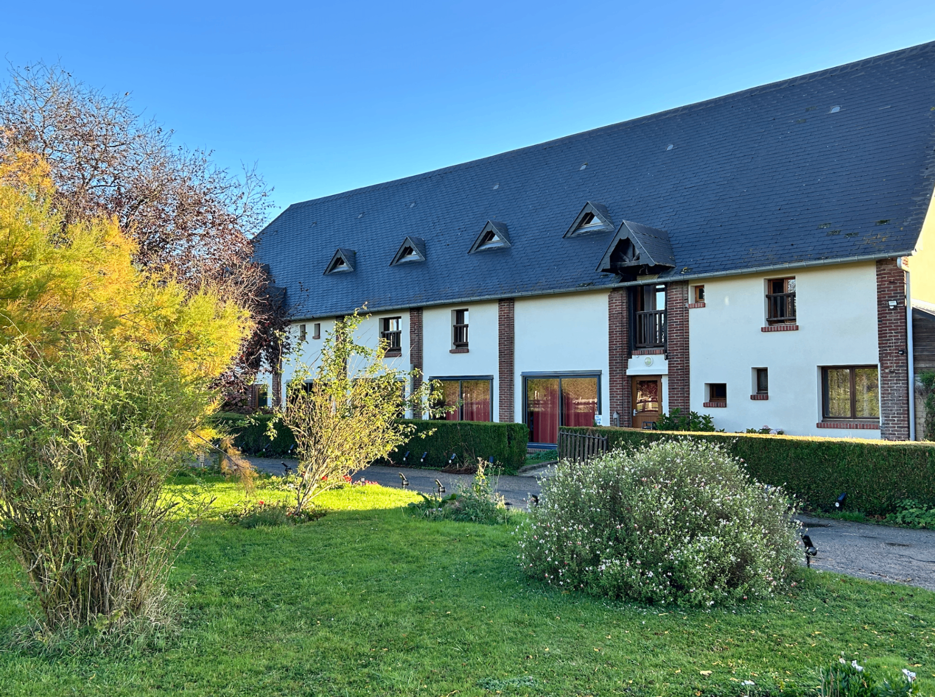 Façade extérieure du gîte en été