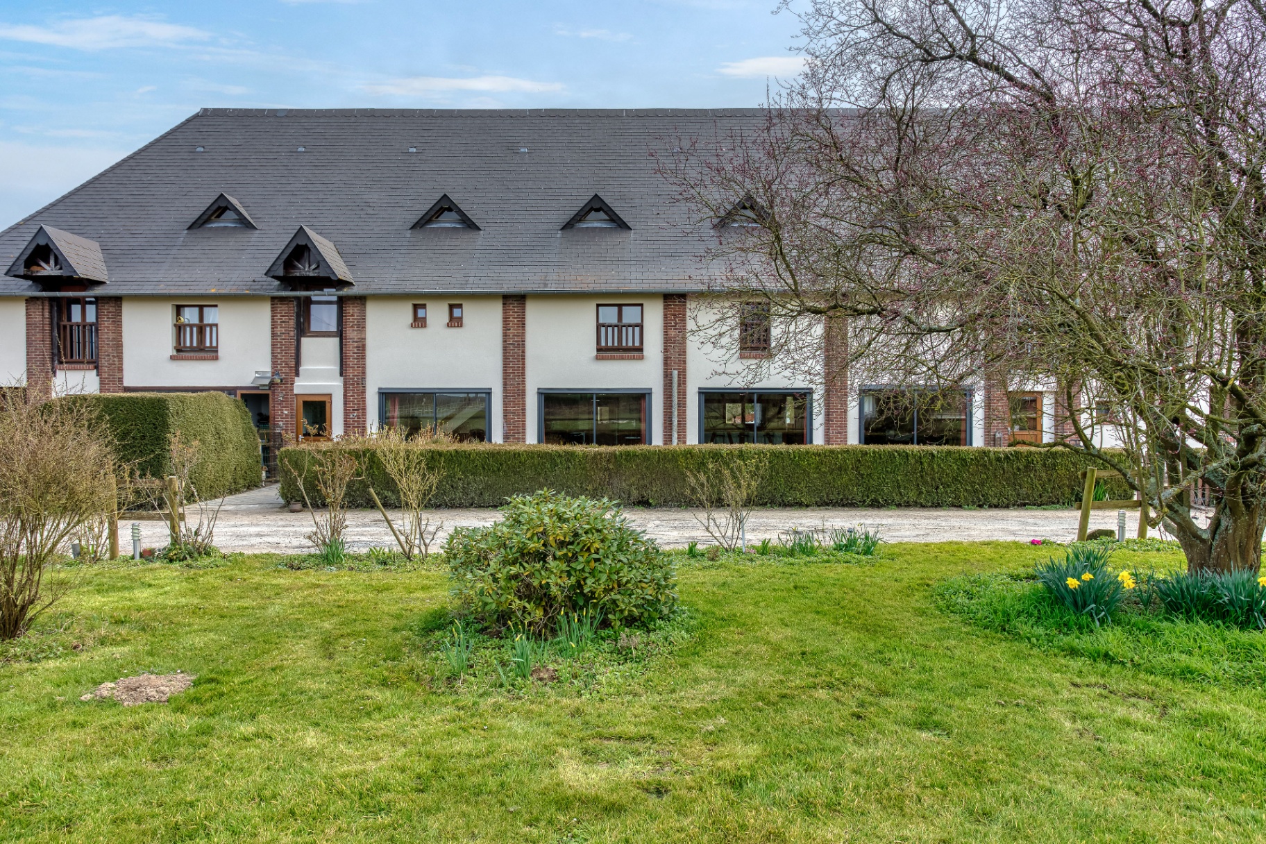 Extérieur du gîte au printemps